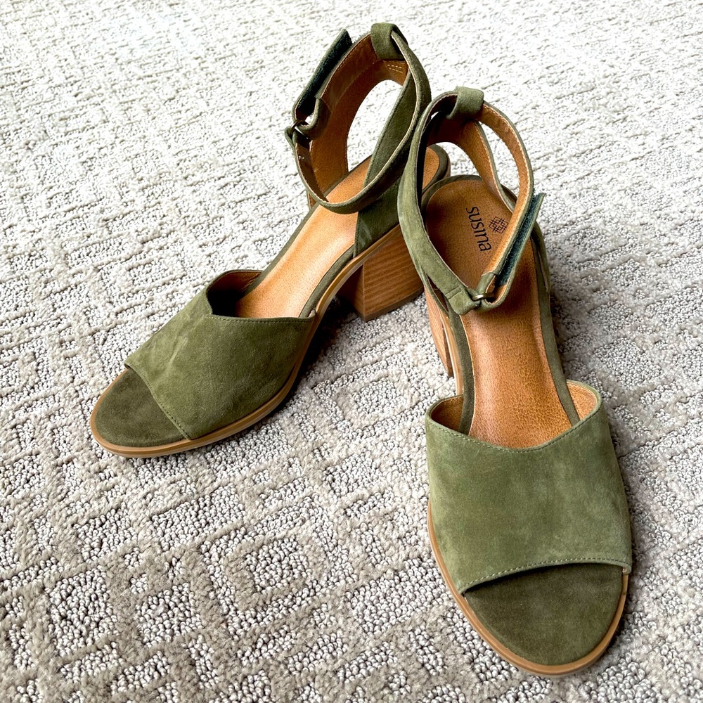 Never worn Susina olive green chunky heels